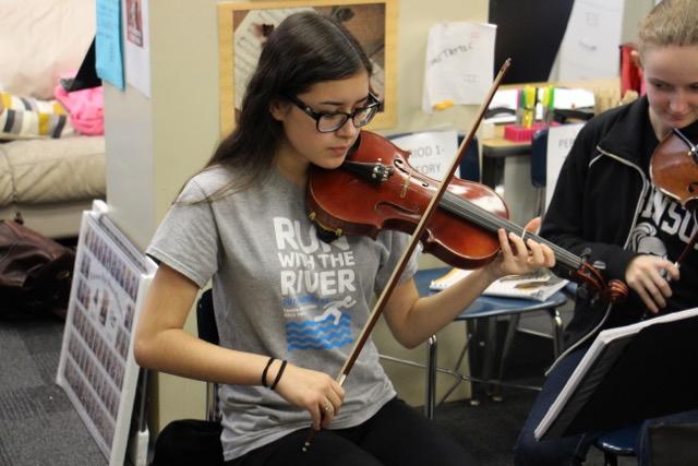 Erin+Walker+%2818%29+plays+her+violin+while+in+class.+