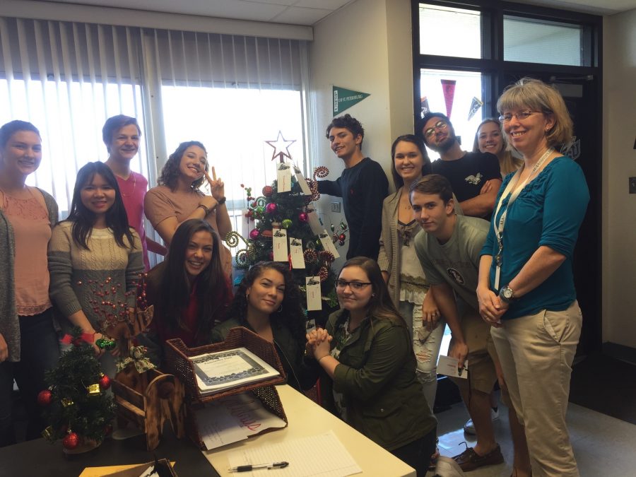 Leah-Fernandezs+leadership+class+poses+with+the+giving+tree.