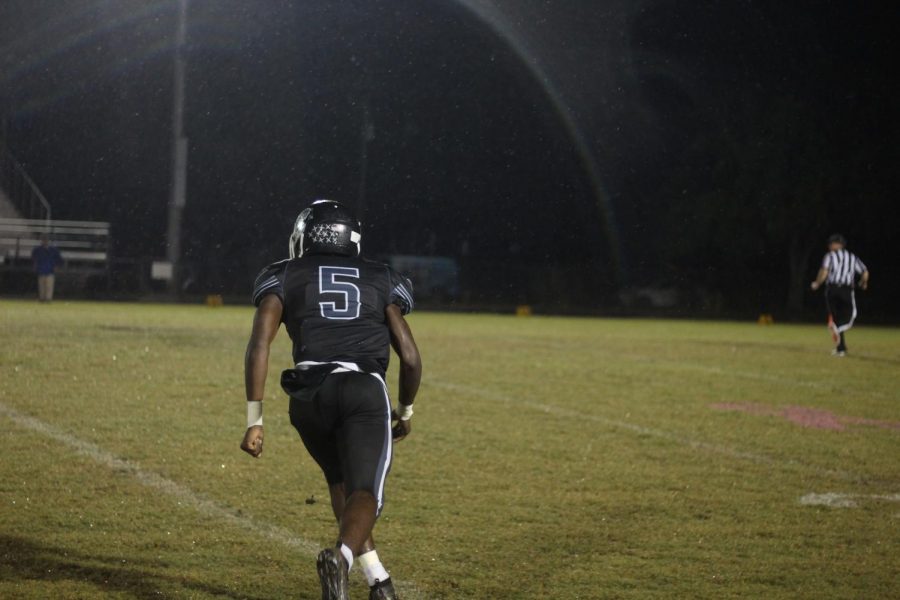 Jay Sawyer (22) watches the Bayshore offense before the snap.