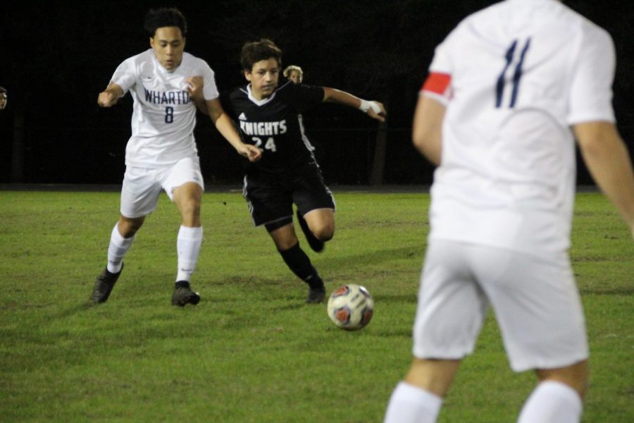 Gabriel Elias (22) makes his way down field with the ball.