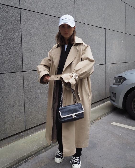 When dressing up for winter, lots of people pull out their trench coats. They also tearout their accessories like hats and hand bags.