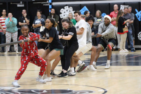 Adriana Williams (‘23), Cami sai (‘23), Gabriella Toranzo (‘25), Jake Perkins (‘23), Rian Tipines (‘23) and George Daniel (‘23) Winter sports captains come together to play a game of tug-of-war at pep rally.
