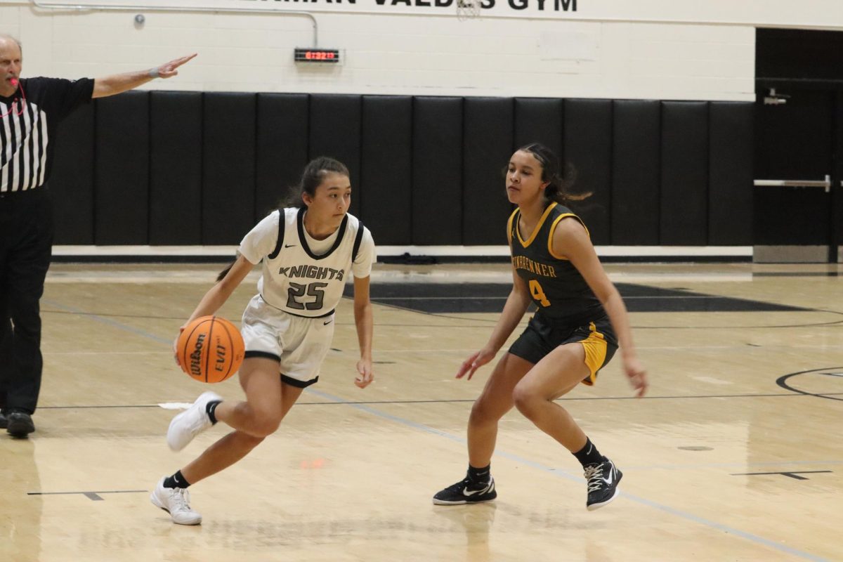 Ava Godfrey ('25) dribbling past Steinbrenner defender to the hoop.