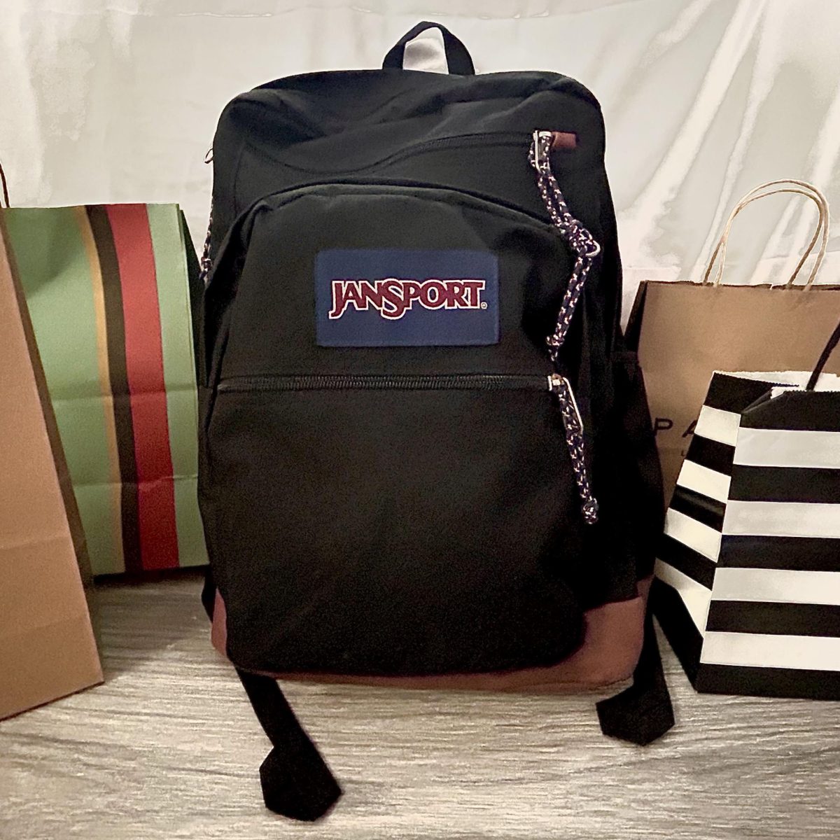 A+backpack+surrounded+by+shopping+bags%2C+showing+limited+space.+