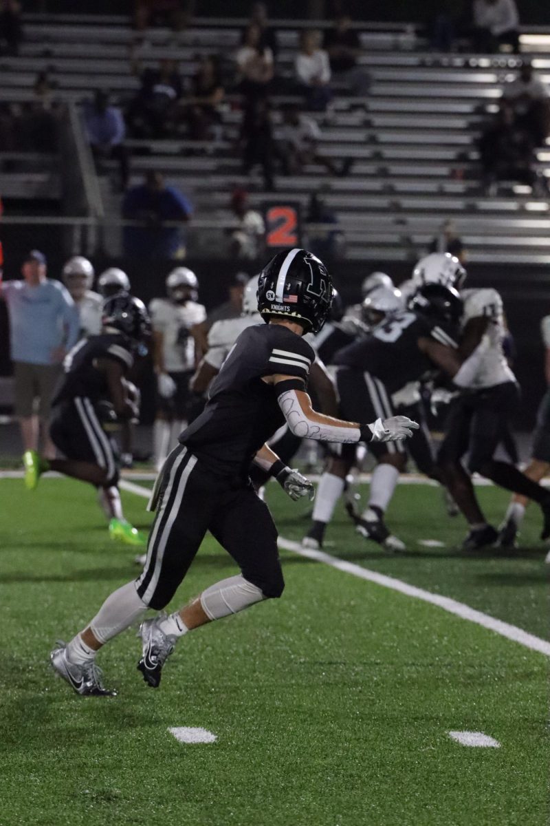 DB Xander Logan('25) reads the offensive before attempting a play