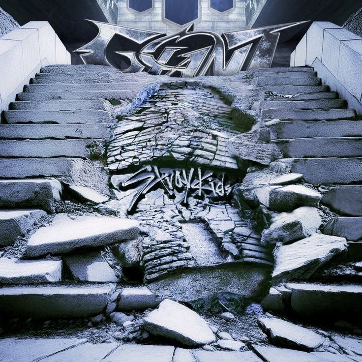 Album cover of Stray Kids' "Giant".