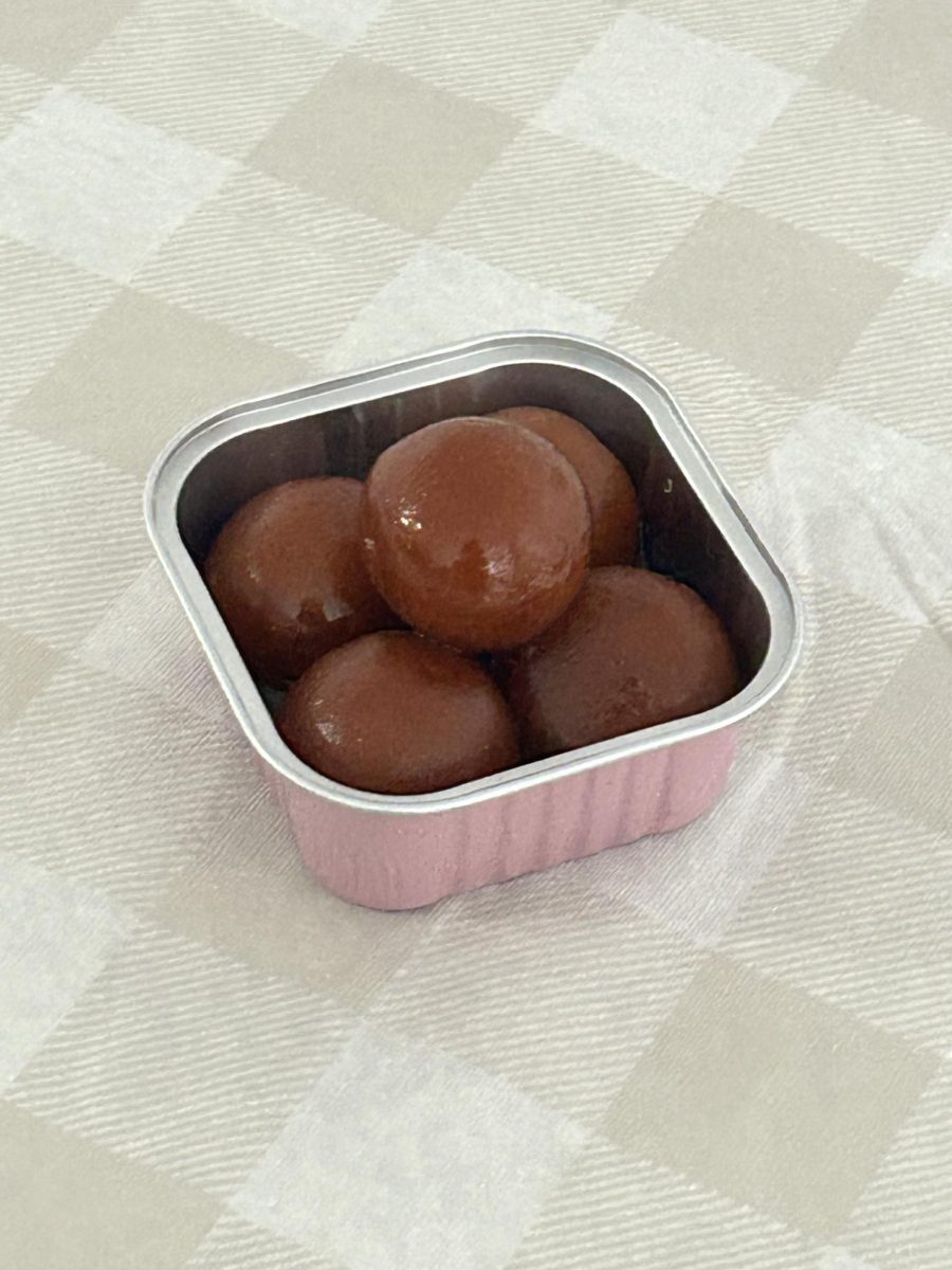 Picture of warm South Asian dessert: gulab jamun.