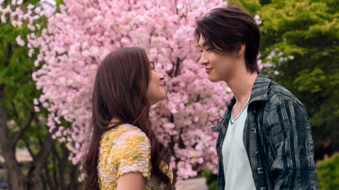 Scene from XO Kitty picturing Kitty (Anna Cathcart) and Min Ho (Sang Heon Lee). 